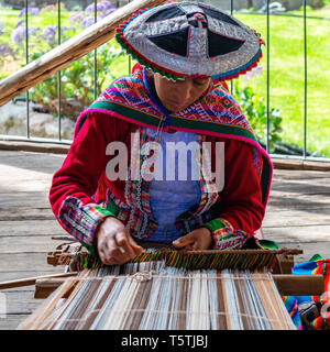 Une femme indigène Quechua montrant la technique de tissage et de fabrication de textiles dans la cordillère des Andes de l'Amérique du Sud à Cusco, Pérou. Banque D'Images