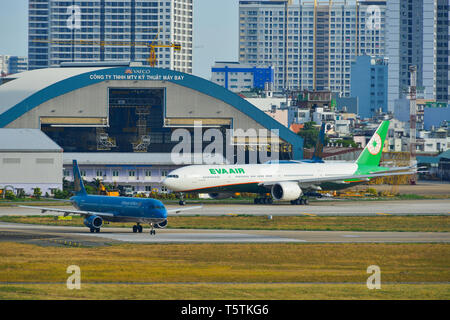 Saigon, Vietnam - Apr 23, 2019. Le roulage des avions de passagers sur la piste de l'aéroport Tan Son Nhat (SGN). Banque D'Images