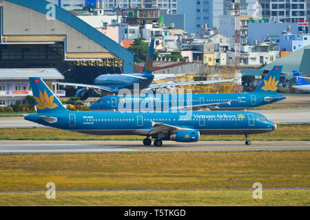 Saigon, Vietnam - Apr 23, 2019. Le roulage des avions de passagers sur la piste de l'aéroport Tan Son Nhat (SGN). Banque D'Images