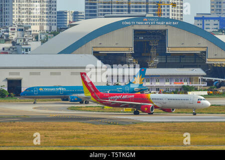 Saigon, Vietnam - Apr 23, 2019. Le roulage des avions de passagers sur la piste de l'aéroport Tan Son Nhat (SGN). Banque D'Images