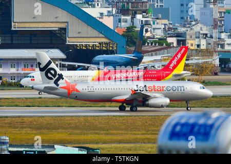 Saigon, Vietnam - Apr 23, 2019. Le roulage des avions de passagers sur la piste de l'aéroport Tan Son Nhat (SGN). Banque D'Images