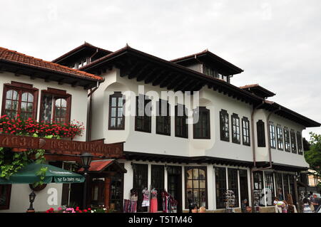 Dans la rue d'une vieille ville bulgare - visite à Tryavna dans la gamme des Balkans Banque D'Images