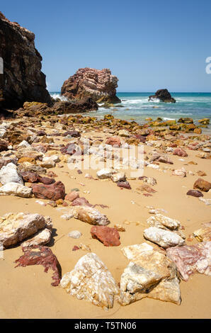 Les roches de couleur sur la plage, Red Rock Pointe, près de Coffs Harbour, New South Wales, Australie Banque D'Images