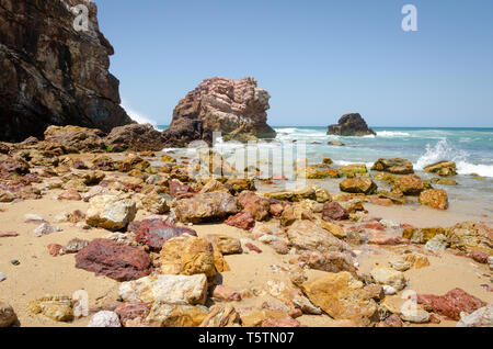 Les roches de couleur sur la plage, Red Rock Pointe, près de Coffs Harbour, New South Wales, Australie Banque D'Images