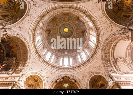 Dome et plafond décoré à l'intérieur de l'historique Berliner Dom (Cathédrale de Berlin) à Berlin, Allemagne, vu du dessous. Banque D'Images