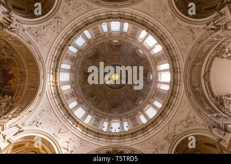 Dome et plafond décoré à l'intérieur de l'historique Berliner Dom (Cathédrale de Berlin) à Berlin, Allemagne, vu du dessous. Banque D'Images