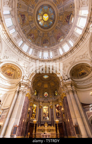 Autel et décorée à l'intérieur du dôme historical Berliner Dom (Cathédrale de Berlin) à Berlin, Allemagne, vu du dessous. Banque D'Images