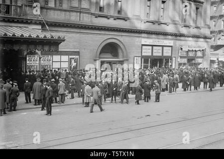La foule se rassemble pour acheter des billets d'opéra, New York, 12 novembre 1914. Banque D'Images