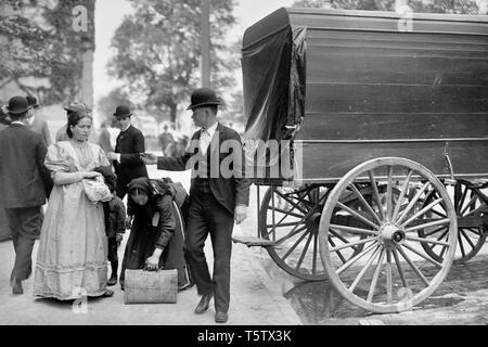 Immigrants à Battery Park, New York 1900. Banque D'Images