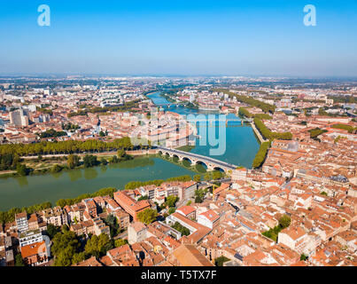 Toulouse et la Garonne vue panoramique aérienne. Toulouse est la capitale de la Haute Garonne département et région d'Occitanie en France. Banque D'Images