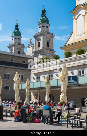 Centre-ville de Salzbourg, de voir des gens assis à une terrasse de café dans la Mozartplatz de la vieille ville (Altstadt) de Salzbourg, en Autriche. Banque D'Images