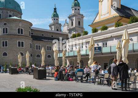 Salzburg Autriche, voir des gens assis à une terrasse de café dans la Mozartplatz de la vieille ville (Altstadt) de Salzbourg, en Autriche. Banque D'Images