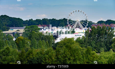 Vue sur la haute cime des arbres de showground sous ciel bleu en été (chapiteaux d'imposantes grande roue) - Grand Show du Yorkshire, Harrogate, England, UK. Banque D'Images