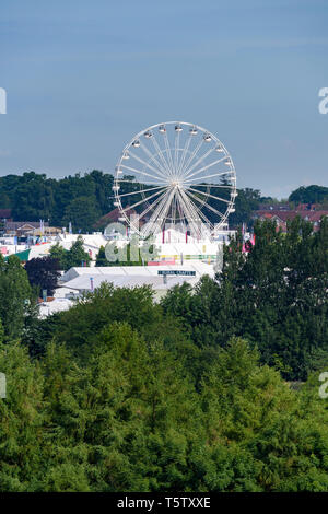 Vue sur la haute cime des arbres de showground sous ciel bleu en été (chapiteaux d'imposantes grande roue) - Grand Show du Yorkshire, Harrogate, England, UK. Banque D'Images