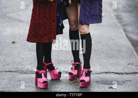 Paris, France - 28 Février 2019 : Street style détail après un défilé de mode pendant la Fashion Week de Paris - PFWFW19 Banque D'Images