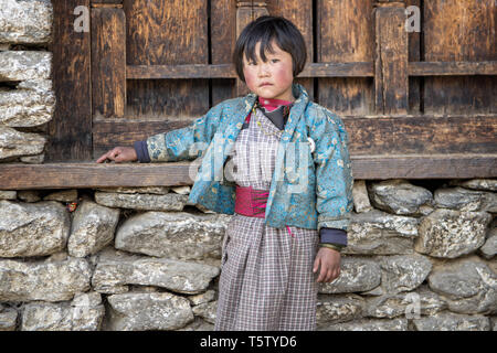 Petite fille sérieuse dans le village de Lhedi, Lunana Gewog, Gasa District, le Snowman Trek, Bhoutan Banque D'Images