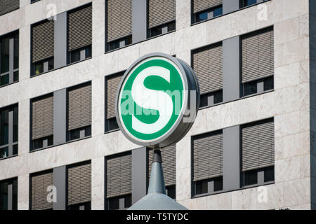 Berlin, Allemagne - Avril 2019 : Le S-Bahn Logo le signe, le symbole de la fonction système tranportation train à Berlin Banque D'Images