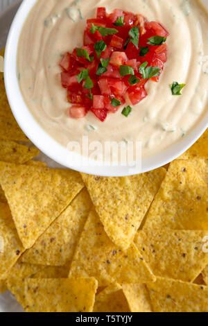 Trempette au fromage fait maison dans un bol, jaune maïs, vue de dessus. D'en haut, vue du dessus, une télévision. Banque D'Images