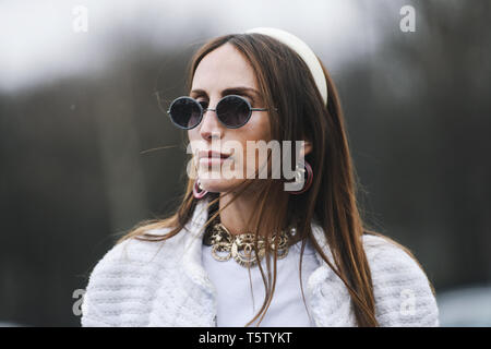 Paris, France - le 5 mars 2019 : Street style outfit - Loulou De Saison avant un défilé de mode pendant la Fashion Week de Paris - PFWFW19 Banque D'Images