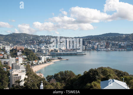 Front de mer de Wellington de Mount Victoria, sur une belle journée ensoleillée avec une vue sur la plage et défilé Oriental Banque D'Images