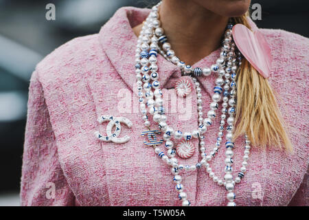 Paris, France - le 5 mars 2019 : Street style - Femme portant un costume Chanel fashion show avant la Fashion Week de Paris - PFWFW19 Banque D'Images