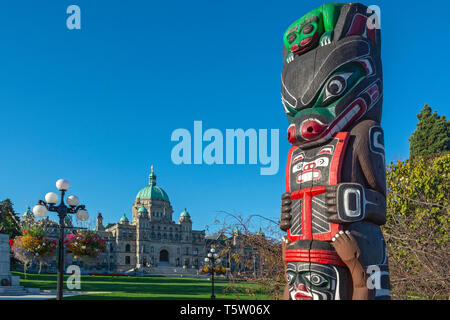 Le Canada, la Colombie-Britannique, Victoria, Kwakiutl Bear Totem Pole, en face de l'édifice du Parlement Banque D'Images