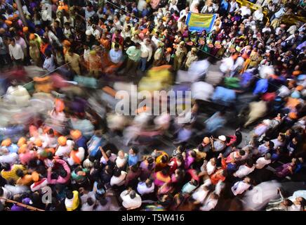 Varanasi, Inde. Apr 25, 2019. Varanasi : Bhartya Janta Party (BJP) leader et le Premier Ministre indien Narendra Modi prendre part à un road show à Varanasi, Uttar Pradesh, Inde, 25 avril 2019. Premier ministre Narendra Modi va déposer sa candidature électorale le 26 avril, à partir de la circonscription de Varanasi pour les élections générales ou de l'Inde pour 545 membres de la chambre basse du parlement, ou Lok Sabha, qui se tient tous les cinq ans. Credit : Prabhat Kumar Verma/Pacific Press/Alamy Live News Banque D'Images