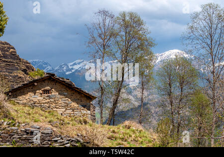 Bâtiment de ferme en pierre sur une ferme alpine au-dessus du village de Supi dans la vallée d'Uttarakhand Saryu le nord de l'Inde Banque D'Images