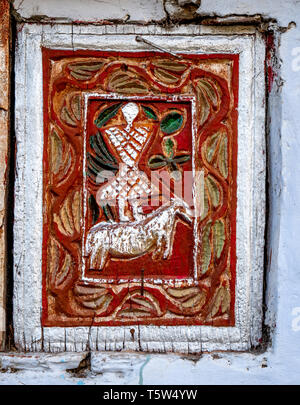 Panneau de porte sculpté peint de l'homme à cheval sur la maison principale en Supi village dans la vallée de l'Uttarakhand Saryu Himalaya Inde du nord Banque D'Images