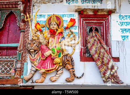 Image tridimensionnelle du dieu hindou Durga l'invincible une circonscription un tigre sur le principal village house de Supi dans Uttarakhand Himalaya Inde Banque D'Images