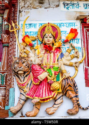 Image tridimensionnelle du dieu hindou Durga l'invincible une circonscription un tigre sur le principal village house de Supi dans Uttarakhand Himalaya Inde Banque D'Images