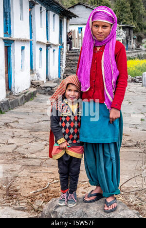 Enfants dans un village de montagne de l'Himalaya dans la vallée d'Uttarakhand Saryu le nord de l'Inde Banque D'Images