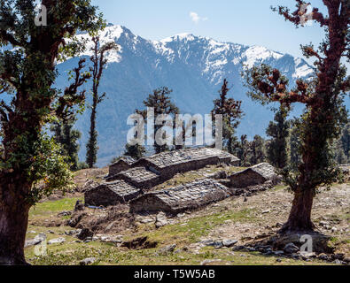 Cabanes de berger en pierre et abris pour animaux dans des alpages dans l'Himalaya au-dessus de la vallée de Saryu dans Uttarakhand en Inde du Nord Banque D'Images