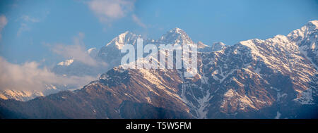 Sommets du Trisul dans le haut Himalaya d'Uttarakhand dans le Nord de l'Inde Banque D'Images