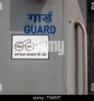 Signer avec les lunettes de Gandhi symbolique sur un chariot d'un train de chemin de fer indienne de New Delhi à Kathgodam Uttarakhand en Inde du Nord Banque D'Images