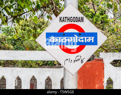 Signer sur une plate-forme en hindi et en anglais à Kathgodam Indian Railways station dans le Nord de l'Uttarakhand en Inde Banque D'Images