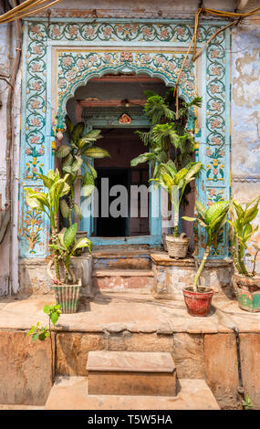 Peint magnifiquement embelli entrée d'une boutique dans la vieille ville de Delhi, Inde du nord Banque D'Images