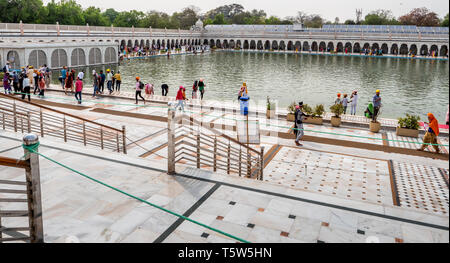 Bassin sacré au Gurudwara Bangla Sahib temple sikh à New Delhi Inde Banque D'Images