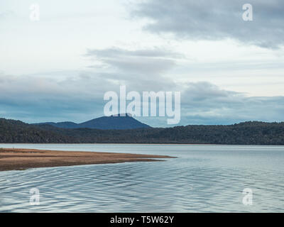 Ripples eau calme, reflétant la lumière du soir, une vue lointaine de the Hills, Lac Huaroko, Fiordland National Park, Southland, Nouvelle-Zélande Banque D'Images