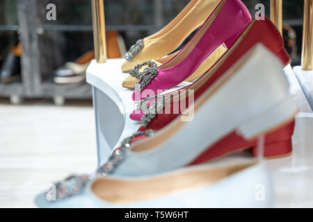 Chaussure femme sur le plateau pour les ventes dans le fashion store. Banque D'Images