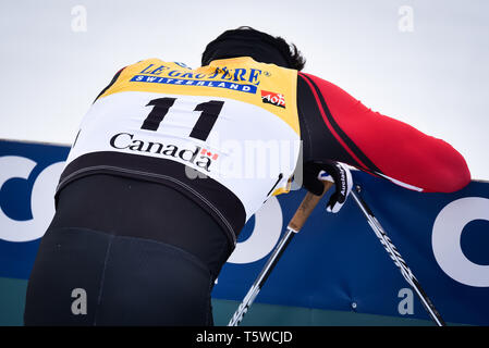 Canada's Alex Harvey est submergé par l'émotion après avoir terminé deuxième dans les 15-k classic à la Coupe du Monde FIS de courses de ski de fond au Québec Cit Banque D'Images