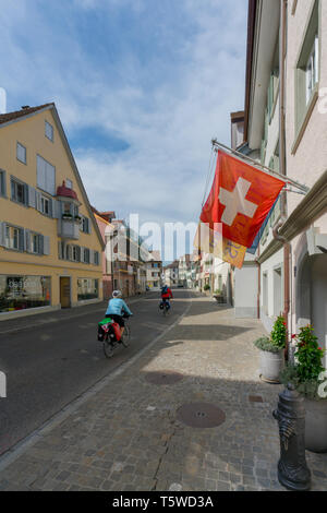Steckborn, TG / Suisse - 22 Avril 2019 : cyclotouristes sur le lac de Constance classique balade aller-retour le long de la rue principale de Zürich en ni Banque D'Images