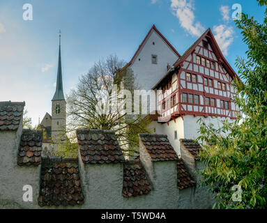 Zug, ZG / Suisse - 20 avril, 2019 : vue de la forteresse historique Burg Zug et église de Saint Oswald dans la ville de Zoug le printemps une belle eve Banque D'Images