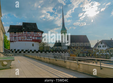 Zug, ZG / Suisse - 20 avril, 2019 : vue de la forteresse historique Burg Zug et église de Saint Oswald dans la ville de Zoug le printemps une belle eve Banque D'Images