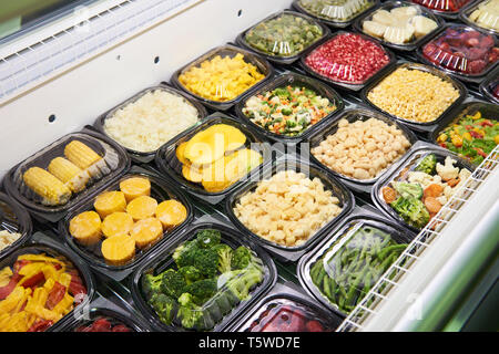 Légumes réfrigérés dans des contenants en plastique sur le comptoir Banque D'Images