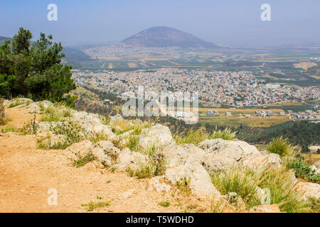 5 mai 2018 une vue sur le Mont Thabor en Israël du précipice. tradition a ce lieu comme celui où une foule en colère aurait remis en Jésus Christ o Banque D'Images