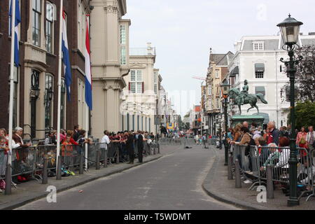Les gens se rassemblaient le long de la rue Noordeinde attendant l'entraîneur d'or avec la Reine Beatrix en procession Prinsjesdag dans Den Haag, Zuid Holland Banque D'Images