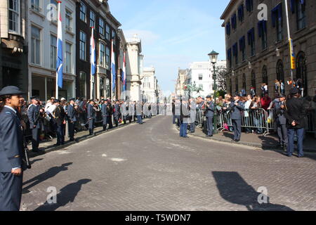 Les officiers de la Maison Royale sont positionnées le long de la rue Noordeinde préparer l'Prinsjesdag Parade à Den Haag, Pays-Bas du Sud, Banque D'Images