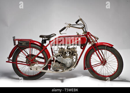 Moto d'epoca Galloni 750 SS fabbrica : MG - Moto Galloni modello : SS 750 dans fabbricata : Italia - Borgomanero anno di costruzione : 1920-1921