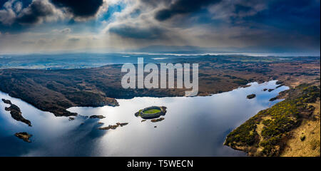 Vue aérienne de Lough Doon entre Ardara et Portnoo qui est célèbre pour le fort médiéval - comté de Donegal - Irlande. Banque D'Images